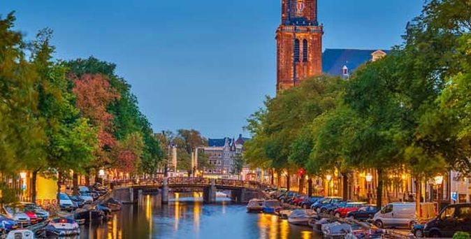 Die Westerkerk gesehen von der Brücke der Reestraat an der Prinsengracht. Im Sommer hat das Koffiehuis De Hoek hier an der Ecke Reestraat und Prinsengracht auch meist ein paar Stühle direkt am Kanal stehen, so dass die den Ausblick auf die Westerkerk mit einem &quot;Koffie Verkeert&quot; und einem süßen &quot;Pannenkoek&quot; genießen können!