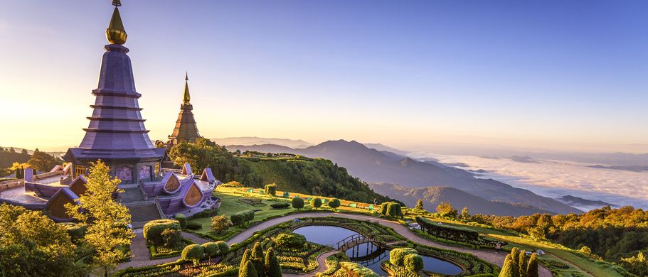 Bergige Landschaft und faszinierende Pagoden in Nordthailand
