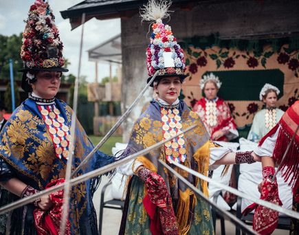 Eine Gruppe von Personen in traditionellen bunten Trachten.