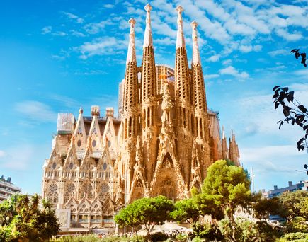 Die Sagrada Família in Barcelona, eine große, unvollendete Basilika mit imposanten Türmen.