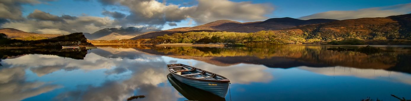 Eine Panoramablick auf den Ring of Kerry in Irland mit einer Landschaft und einem Fluss.