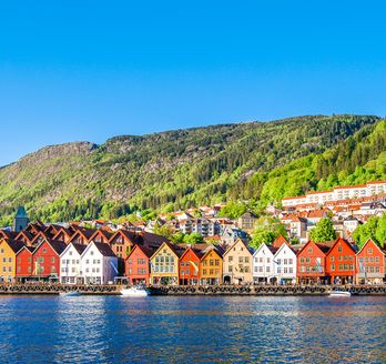 Bunte Häuser am Ufer in Norwegen 