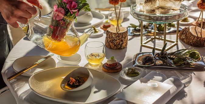 Ein Tisch mit Gourmet-Speisen und Wein.