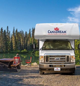 Camper an einem See in Kanada