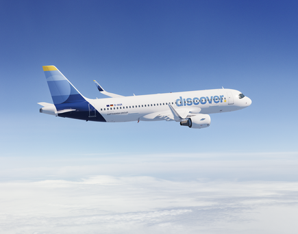 Ein Flugzeug Typ A320 200 der Discover fliegt über den Wolken