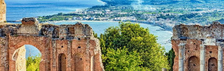 Giardinii NAxos mit blick über die Bucht