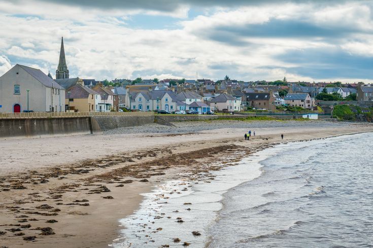 Blick auf Thurso mit seinem Strand und Häusern.