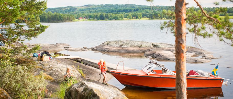 Ferienhaus Urlaub Schweden Kinder an einem Boot am See