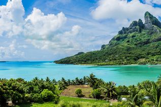 Blick auf eine Bucht auf Bora Bora, Fraanzösisch Polynesien, Paradise Palm Trees Mountains Ocean