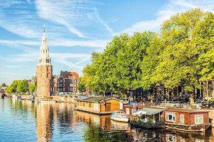 Ein Kanal in Amsterdam mit Gebäuden und einem Boot.