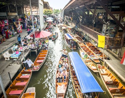 Mit dem Longtailboot durch den schwimmenden Markt