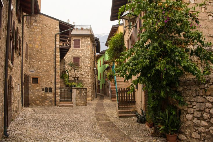 Eine enge Gasse mit alten Gebäuden.