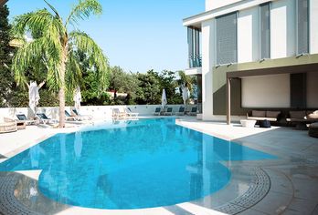 Hotel, Flisvos Royal