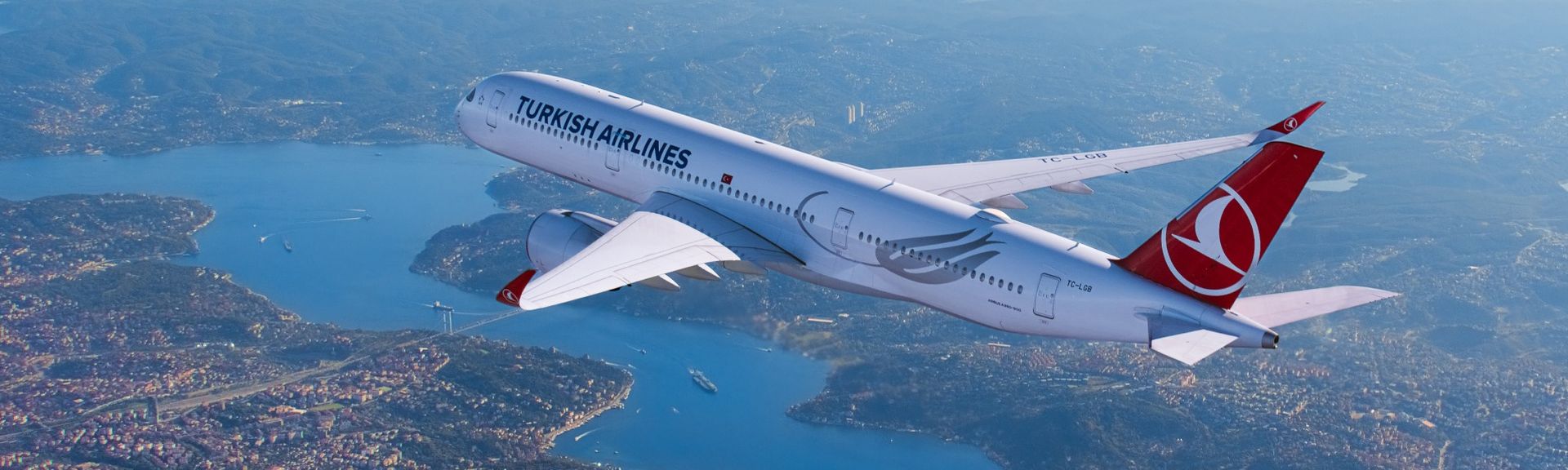 Bild eines Turkish Airlines Flugzeuges über den Wolken