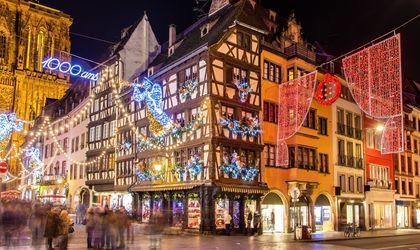 Weihnachtlich geschmückte und beleuchtete Häuser
