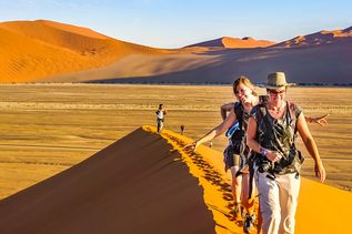 Namibia Menschen auf Düne