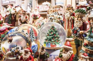 Weihnachtliche Schneekugeln zum Schütteln