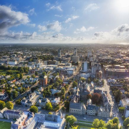 Eine Stadtansicht von Christchurch, Neuseeland, mit Gebäuden und einem Fluss.