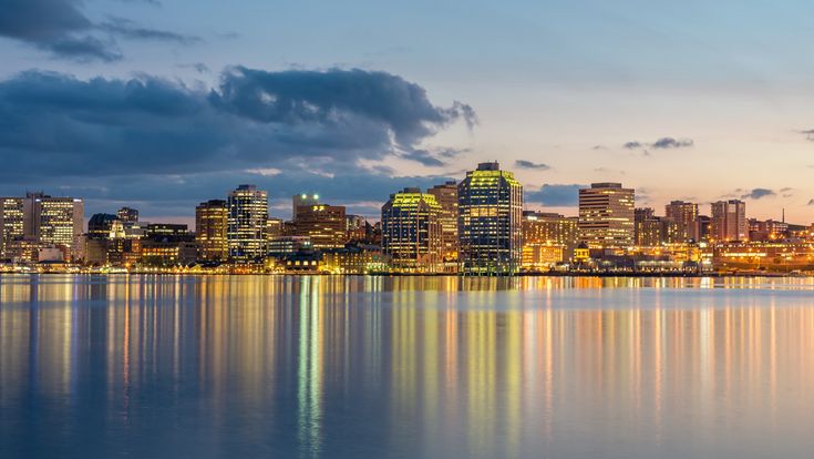Eine beeindruckende Skyline von Halifax, Nova Scotia, erhebt sich majestätisch über den Hafen und zeigt eine Mischung aus modernen Gebäuden und traditioneller Architektur.