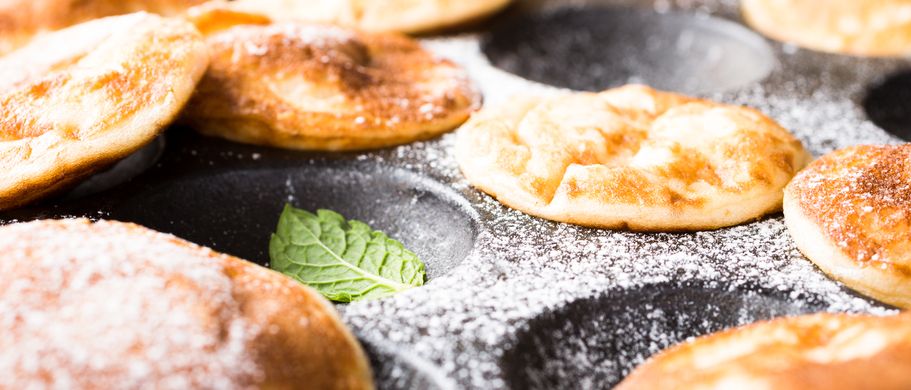 Eine Platte mit frisch gebackenen Brötchen oder Gebäck.