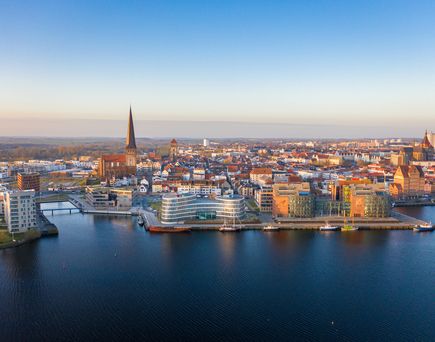 Blick über das Wasser und Rostock