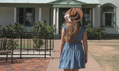Frau vor Haus in Lubbock