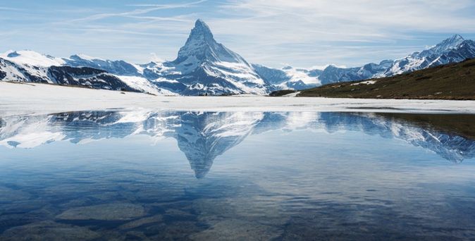 Das Matterhorn spiegelt sich in einem Bergsee.