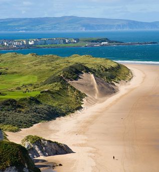 The coast of Antrim, Blick über Strand, Klippe und Meer