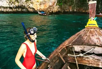 Frau auf Boot in Thailand