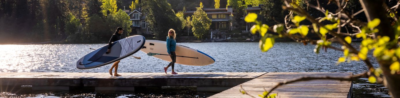 Zwei PAddler auf einem Steg