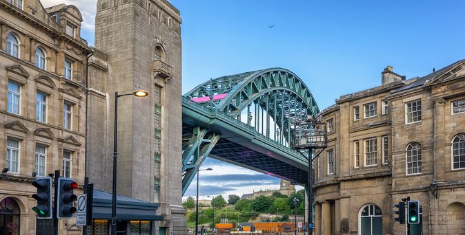 Die Tyne Bridge über den Tyne River zwischen Newcastle und Gateshead Quayside im Nordosten Englands
