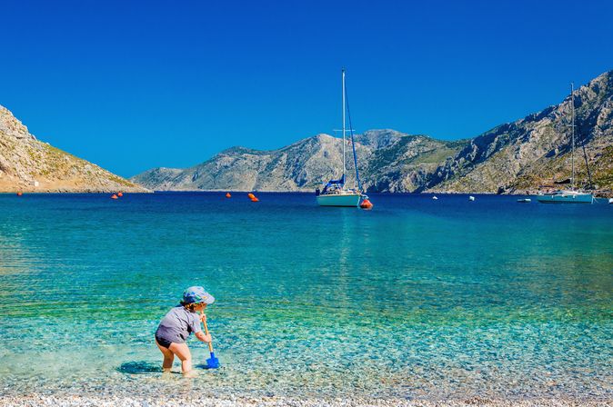 Kleines Kind badet im Meer in Griechenland