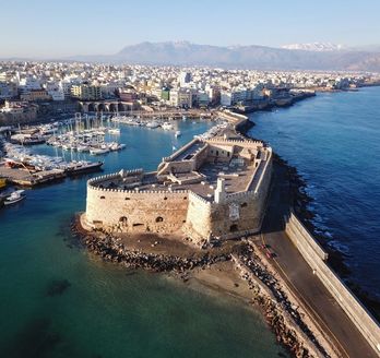 Eine Luftaufnahme eines Hafens mit einem Fort und Booten.