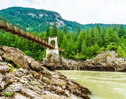 Schienenbrücke über einem Fluss