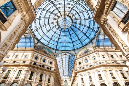 Zu sehen ist das Glasdach/die Glaskuppel der Galleria Vittorio Emanuele II in Mailand. 