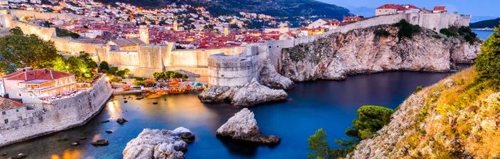 Eine Luftaufnahme der Altstadt von Dubrovnik, Kroatien, bei Sonnenuntergang.