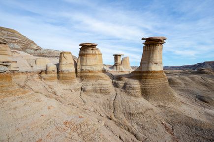 Hoodoo Trail in Alberta Kanada mit verschiedenen Felsformationen