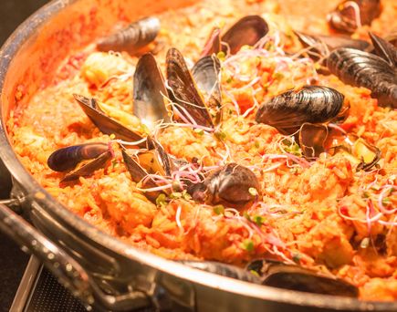 Eine Paella in einer großen Pfanne.