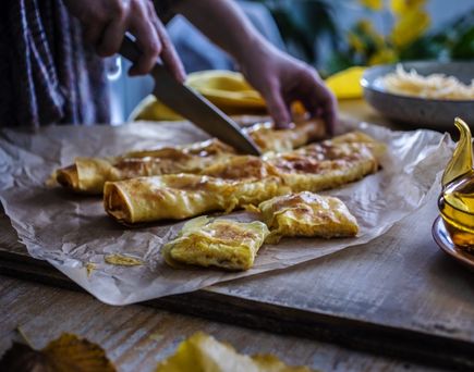 Eine Platte mit traditionellen Štrukli (gefüllten Teigröllchen).