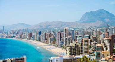 Blick auf die Skyline von Benidorm, Links im Bild Strand und Meer , rechts die Stadt