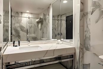 Hotel, Empire Suites