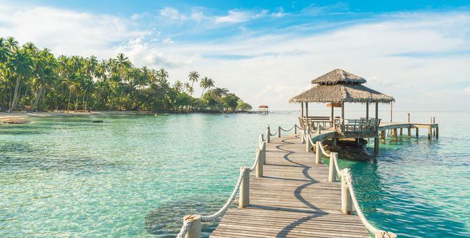 Teg im Wasser mit Überdachung und hellblauem Wasser in Thailand 