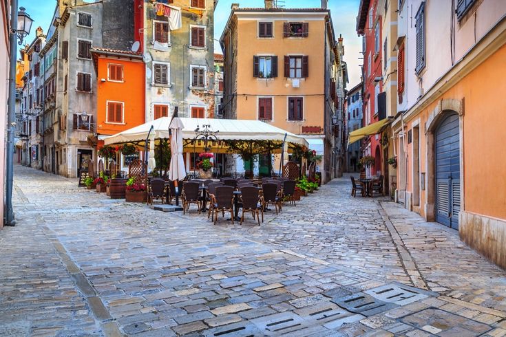 Ein Café in Rovinj mit Tischen und Stühlen.