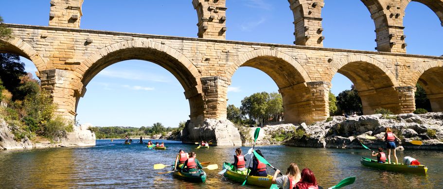 Mit dem Kanu nähert man sich sportlich der beeindruckenden Pont du Gard