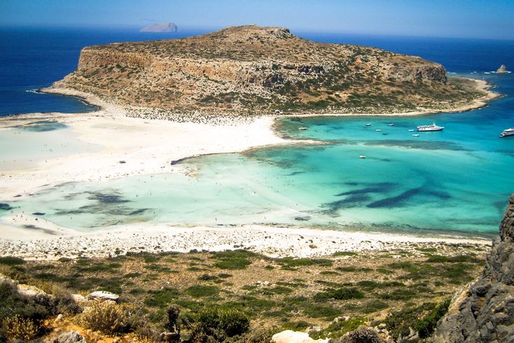 Eine Inselkette mit Sandstränden und türkisfarbenem Wasser.