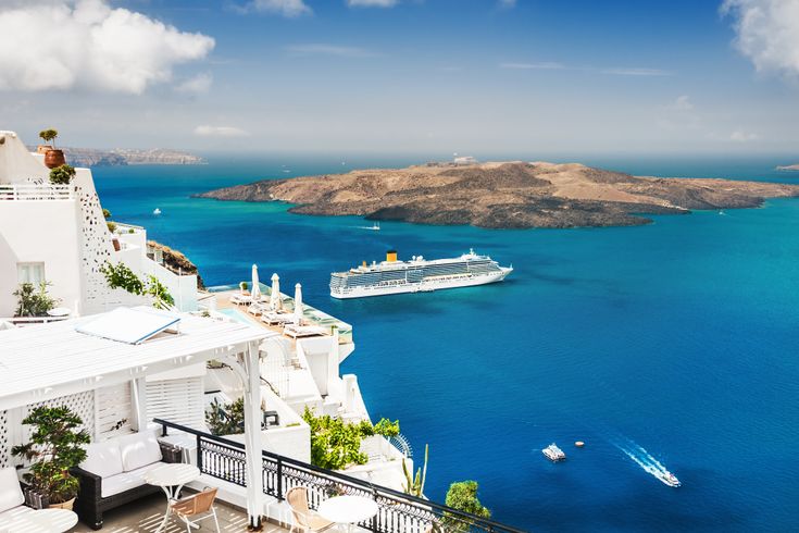Kreuzfahrtschiff in einer Bucht in Santorini