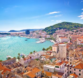 Eine Luftaufnahme von Splitt mit roten Dächern und Blick auf das Meer.