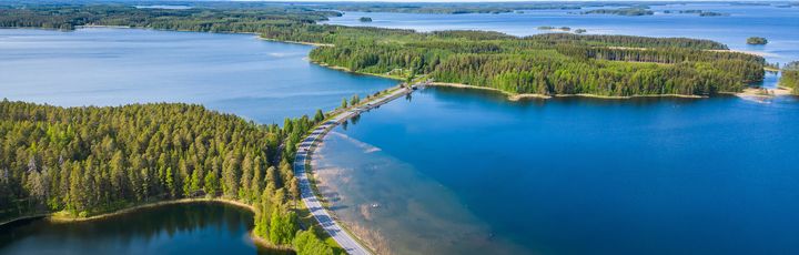 Straße durch die finnische Seenplatte