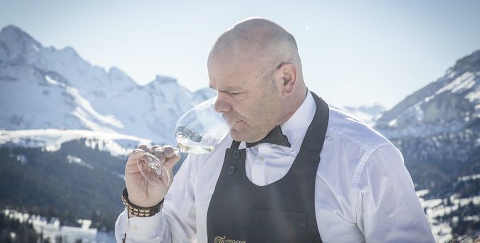 Den Blick schweifen lassen und Wein kosten bei „Sommelier auf der Piste“