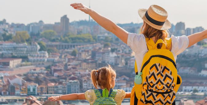 Mutter mit Tochter genießen den Blick auf Porto.